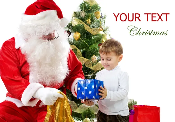 Kerstman Kerstmis geschenken geven aan kinderen — Stockfoto