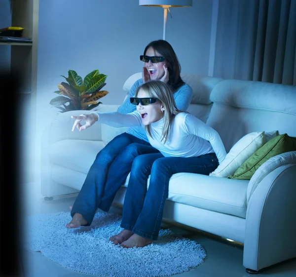 Moeder met dochter kijken 3D-film op tv Stockfoto