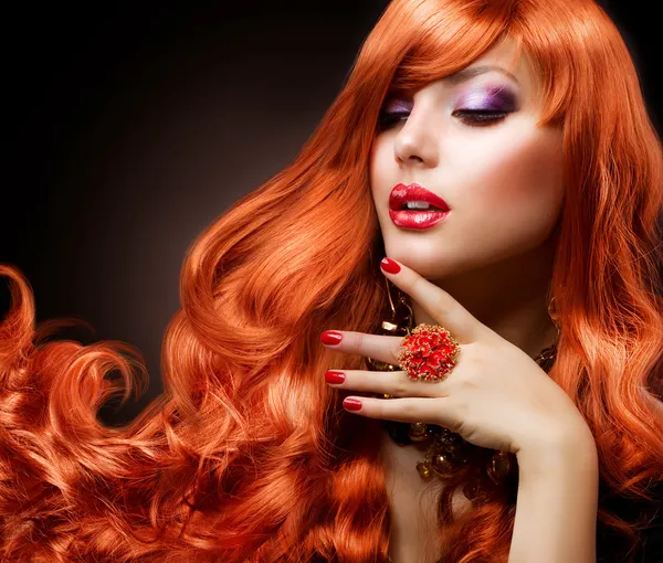 波状の赤い毛。ファッションの少女の肖像画. — ストック写真