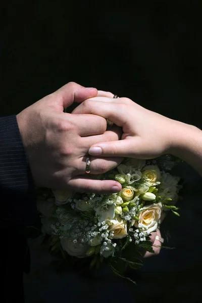 stock image Hands with rings on wedding bouquet