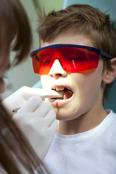 Tandläkare undersöka — Stockfoto
