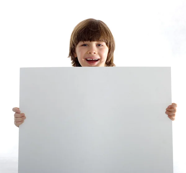 Молодой мальчик держит в руках картон — стоковое фото