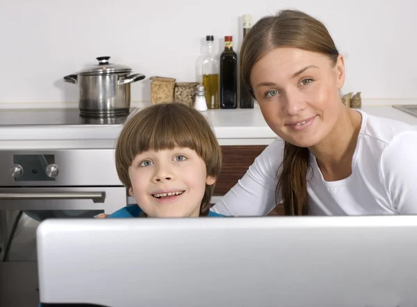 Madre e hijo están utilizando el ordenador portátil — Foto de Stock