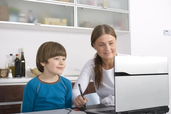 Mutter und Sohn nutzen Laptop — Stockfoto