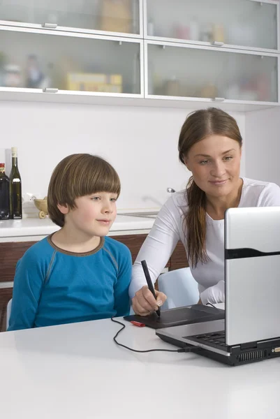 Dizüstü bilgisayar kullanıyorsanız, anne ve oğlu — Stok fotoğraf