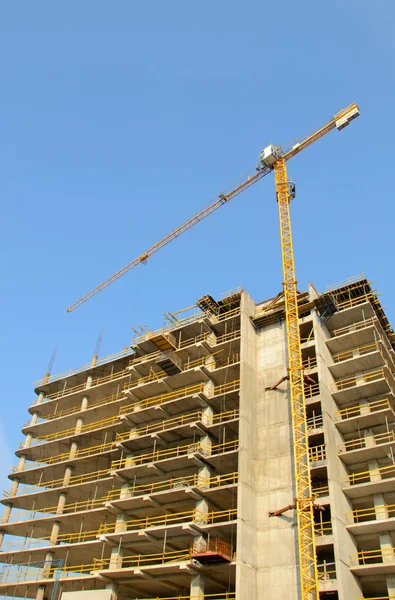 Żuraw i budowa placu budowy przed błękitnym niebem — Zdjęcie stockowe