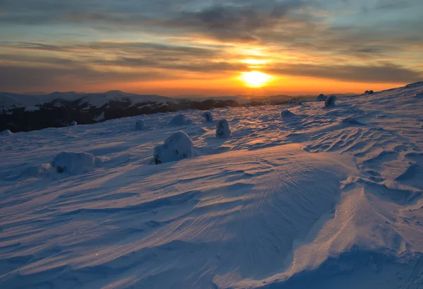 Majestátní západ slunce v zimě hory krajina — Stock fotografie