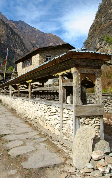 Beaucoup de moulins à prières dans le village nepal — Photo