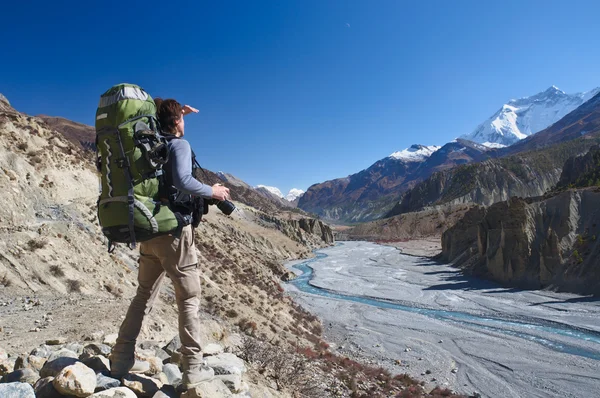 Lone trekker looking into the distance — Stock Photo, Image