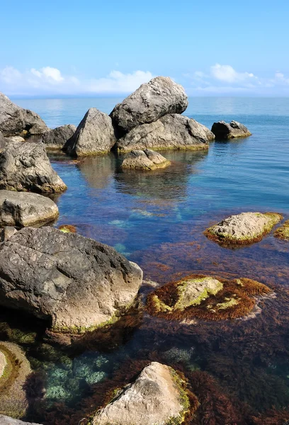 Piedras gigantes en el mar con nubes — Foto de Stock