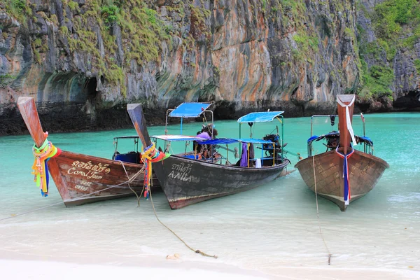 Lengbåter på tropisk strand, Thailand – stockfoto