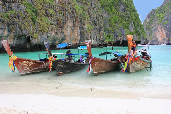 Bateaux à queue longue sur la plage tropicale — Photo