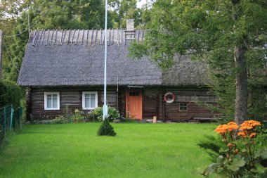 eski loghouse