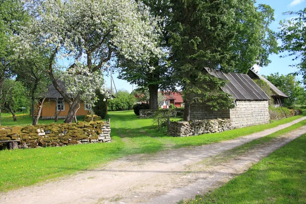Casa de campo por el camino del pueblo —  Fotos de Stock