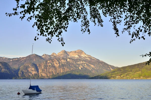 Boat and in the background the alps — Stock Photo, Image