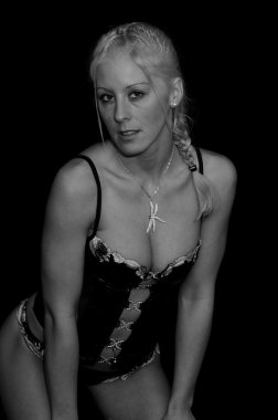 sarışın bir kadın seksi poz