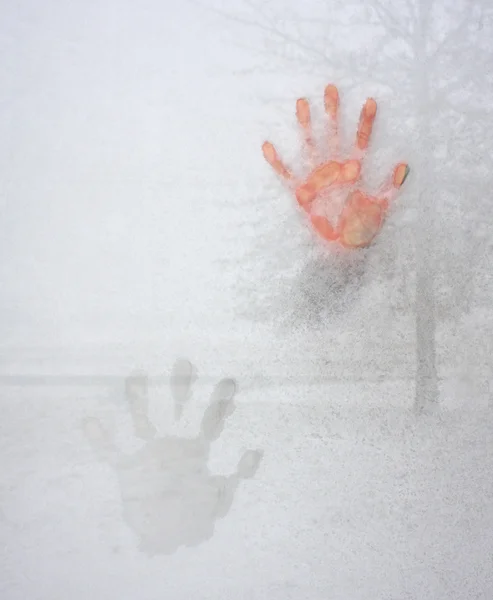 Impressione fredda della mano ghiacciata sul vetro della finestra — Foto Stock