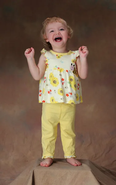 En glad liten flicka — Stockfoto