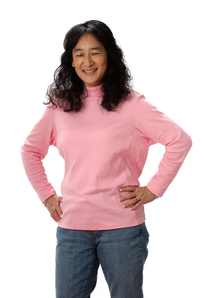 En äldre asiatiska damen skrattar glatt med sina slutna ögon — Stockfoto