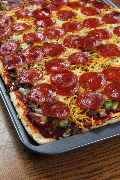 Pizza de pepperoni caseira quente com queijo e legumes Fotografia De Stock