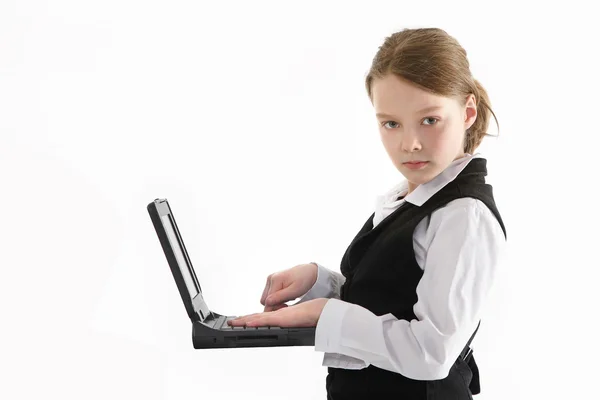 Девушка с компьютером на белом фоне — стоковое фото
