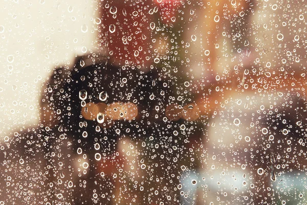Farbe Regentropfen auf Fenster — Stockfoto