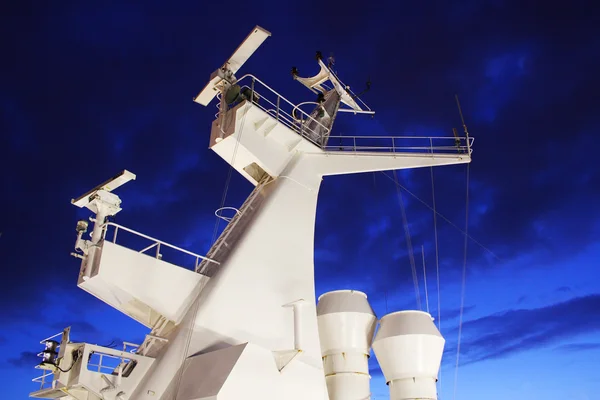 La cheminée du navire pendant la nuit sur fond bleu — Photo