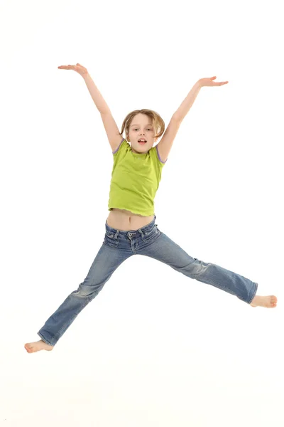 Дівчина стрибає ізольовано на білому тлі — стокове фото