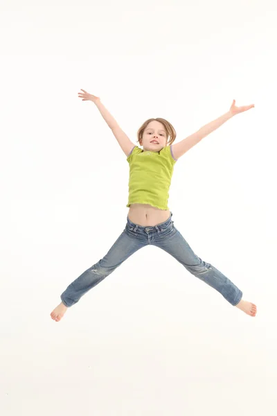 Menina pulando isolado no fundo branco — Fotografia de Stock