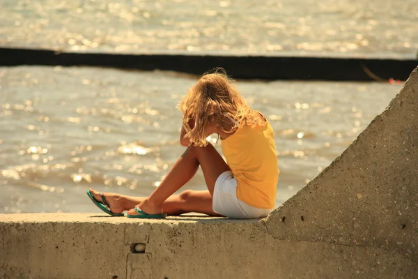 防波堤の女の子 ロイヤリティフリーのストック画像