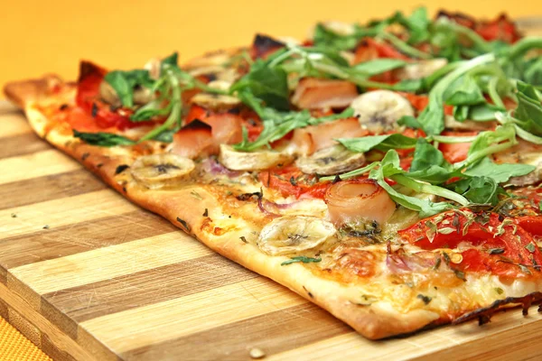 stock image EDZR - Cheese, banana, ham, onion and arugula pizza