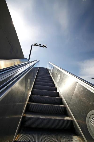 Eskalátor v exteriéru pod sluncem, městská abstraktní krajina — Stock fotografie