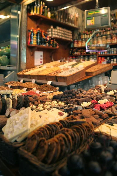 Noten op de oude bazaar in barcelona, Spanje — Stockfoto