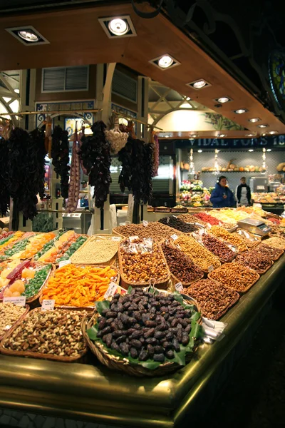 Nueces en el viejo bazar en Barcelona, España —  Fotos de Stock