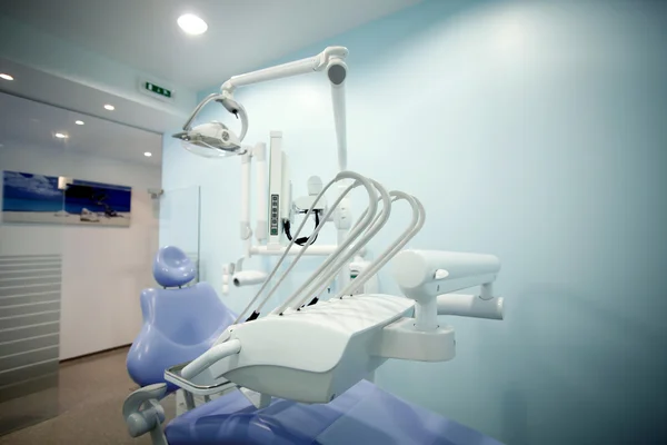 Moderno consultório odontológico em azul — Fotografia de Stock