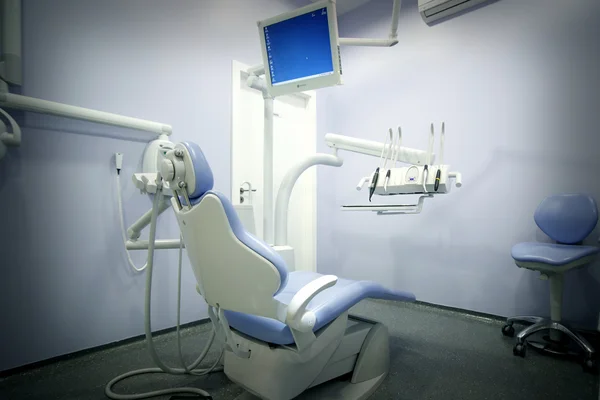 Современный стоматологический кабинет в синем — стоковое фото
