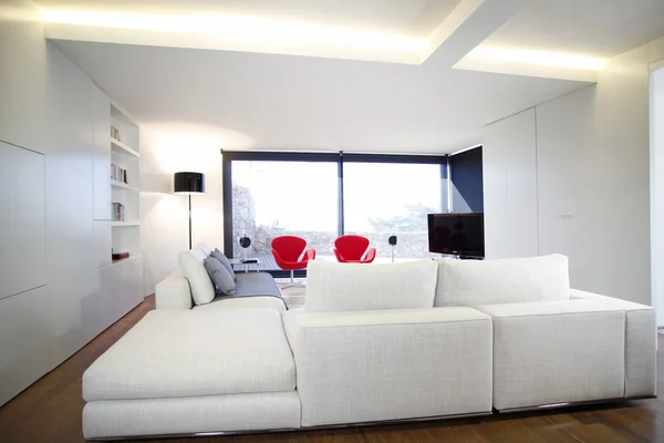 Moderní obývací pokoj s tv zařízení — Stock fotografie