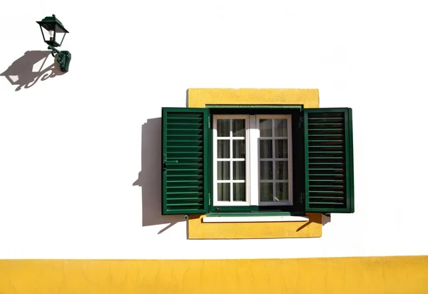 Zielone okna z żółtą linią — Zdjęcie stockowe