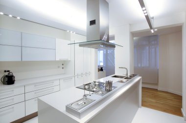 modern beyaz mutfak ahşap zemin ile