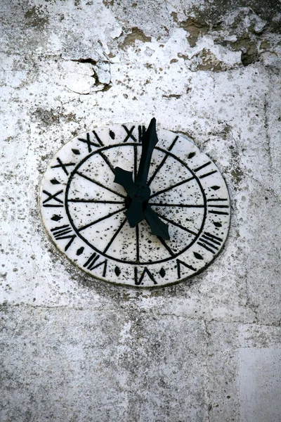 Uhr der Kirche in Stein — Stockfoto