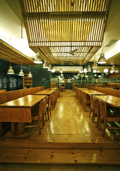 Restauracja wnętrza z drewnianymi meblami, sprzęt oświetleniowy, — Zdjęcie stockowe