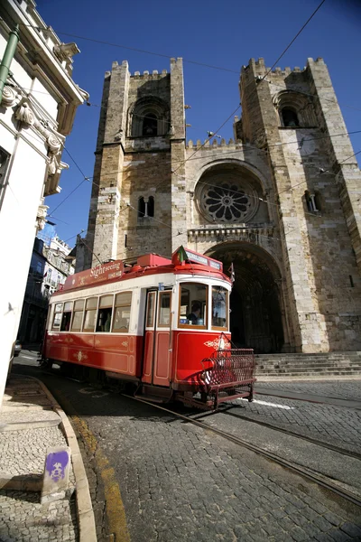 Historické klasickou červenou tramvají z Lisabonu postaven částečně z dřeva navi — Stock fotografie