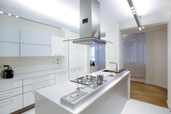 Modern beyaz mutfak ahşap zemin ile — Stok fotoğraf