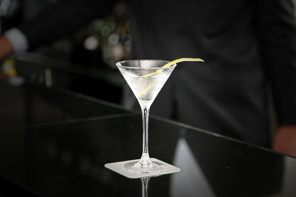 Paret sitter på bar, cocktailglas i förgrunden — Stockfoto