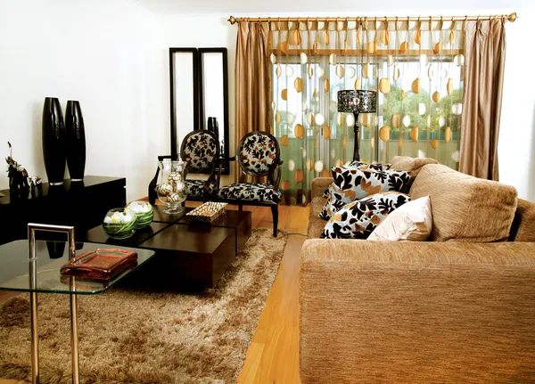 Moderní obývací pokoj s designovým nábytkem — Stock fotografie