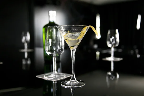 Vergadering wordt om bar, cocktailglas op voorgrond (echt) paar Rechtenvrije Stockfoto's