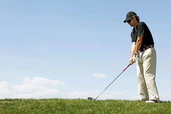 Golfista atirando uma bola de golfe — Fotografia de Stock