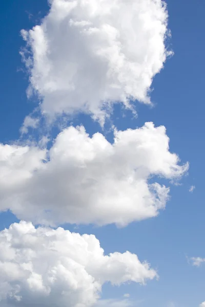 Fantastische zachte witte wolken tegen de blauwe lucht Stockfoto