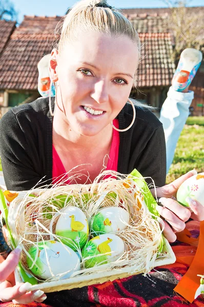 Женщина и пасхальные яйца Стоковая Картинка