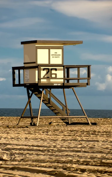 Torre de salvavidas de playa puesta del sol — Foto de Stock
